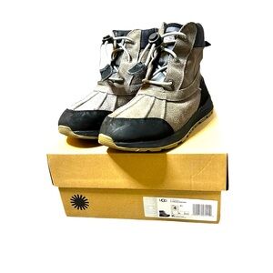 UGG Turlock waterproof snow boot size girl 4 (US)